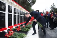 Azərbaycan xalqı, dövlət və hökumət rəsmiləri 20 Yanvar faciəsi qurbanlarının əziz xatirəsini yad edir (FOTO)