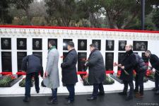 Azərbaycan xalqı, dövlət və hökumət rəsmiləri 20 Yanvar faciəsi qurbanlarının əziz xatirəsini yad edir (FOTO)