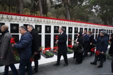 Azərbaycan xalqı, dövlət və hökumət rəsmiləri 20 Yanvar faciəsi qurbanlarının əziz xatirəsini yad edir (FOTO)