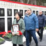 Azərbaycan xalqı, dövlət və hökumət rəsmiləri 20 Yanvar faciəsi qurbanlarının əziz xatirəsini yad edir (FOTO)