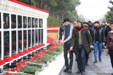Azərbaycan xalqı, dövlət və hökumət rəsmiləri 20 Yanvar faciəsi qurbanlarının əziz xatirəsini yad edir (FOTO)