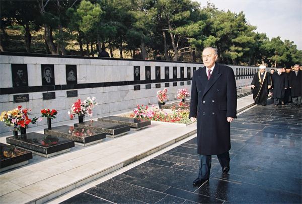 Heydər Əliyevin bir günü: 20 Yanvar faciəsinin ildönümləri ilə bağlı çıxışlar (FOTO)