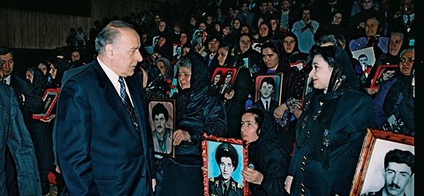Heydər Əliyevin bir günü: 20 Yanvar faciəsinin ildönümləri ilə bağlı çıxışlar (FOTO)
