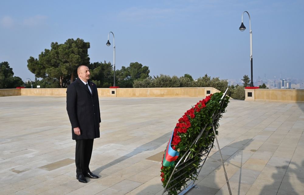 Prezident İlham Əliyev 20 Yanvar faciəsinin 33-cü ildönümü ilə əlaqədar Şəhidlər xiyabanını ziyarət edib (FOTO/VİDEO) (YENİLƏNİB)