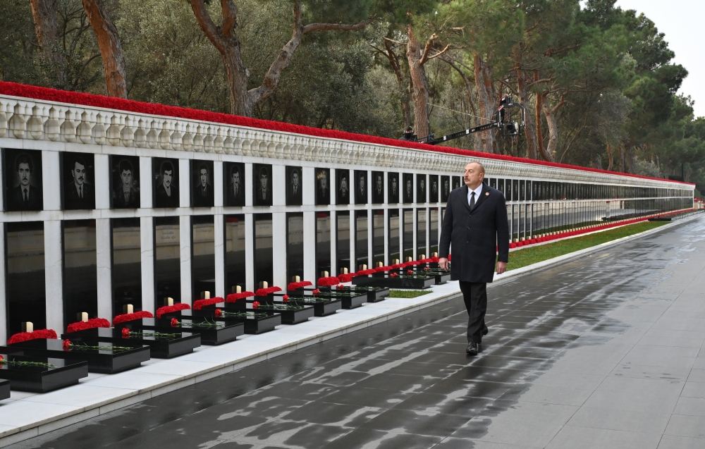 Prezident İlham Əliyev 20 Yanvar faciəsinin 33-cü ildönümü ilə əlaqədar Şəhidlər xiyabanını ziyarət edib (FOTO/VİDEO) (YENİLƏNİB)