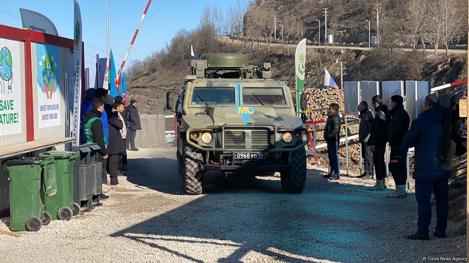 Sülhməramlılara aid 2 hərbi maşın Laçın yolundan maneəsiz keçib (FOTO)