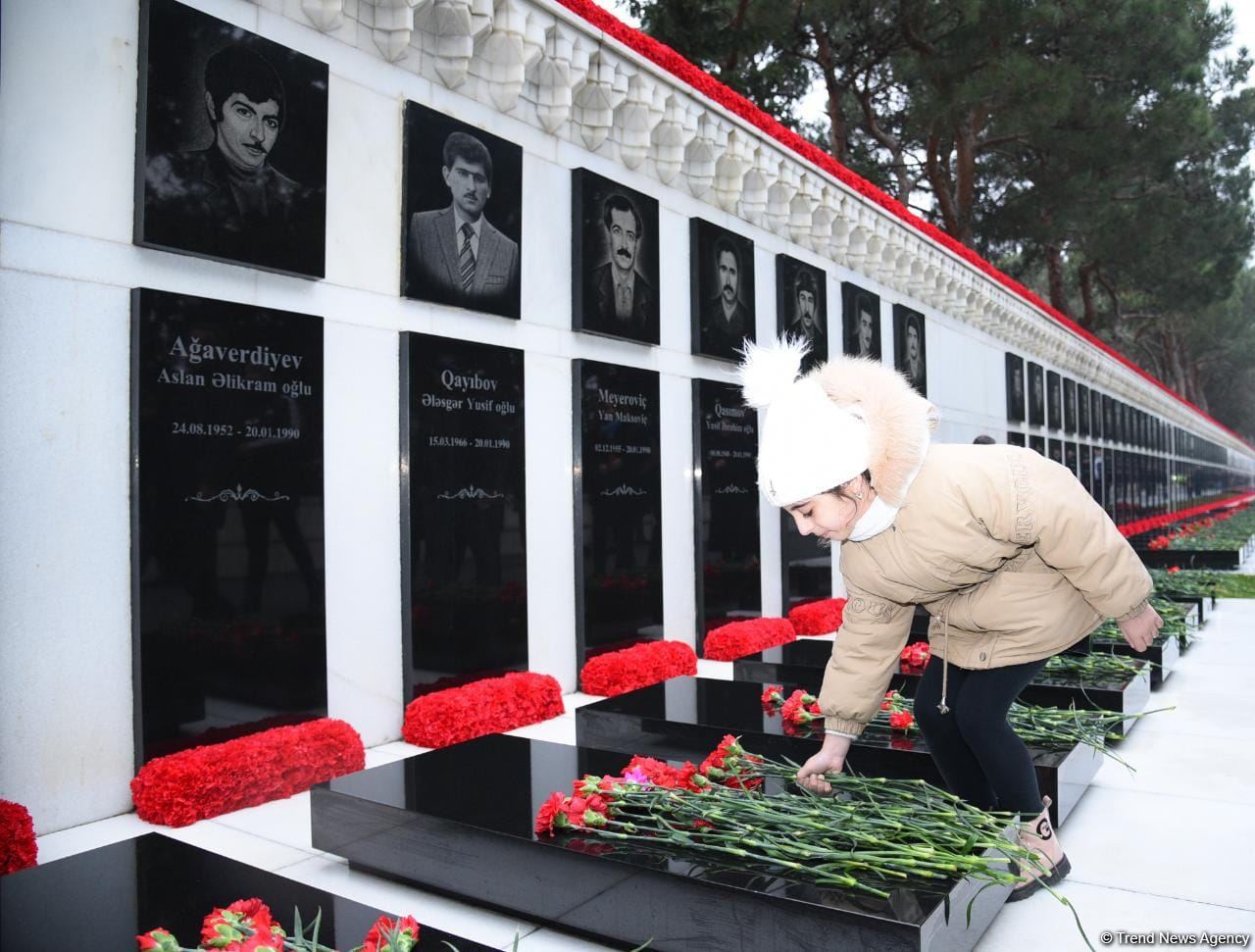 Azərbaycan xalqı, dövlət və hökumət rəsmiləri 20 Yanvar faciəsi qurbanlarının əziz xatirəsini yad edir (FOTO)