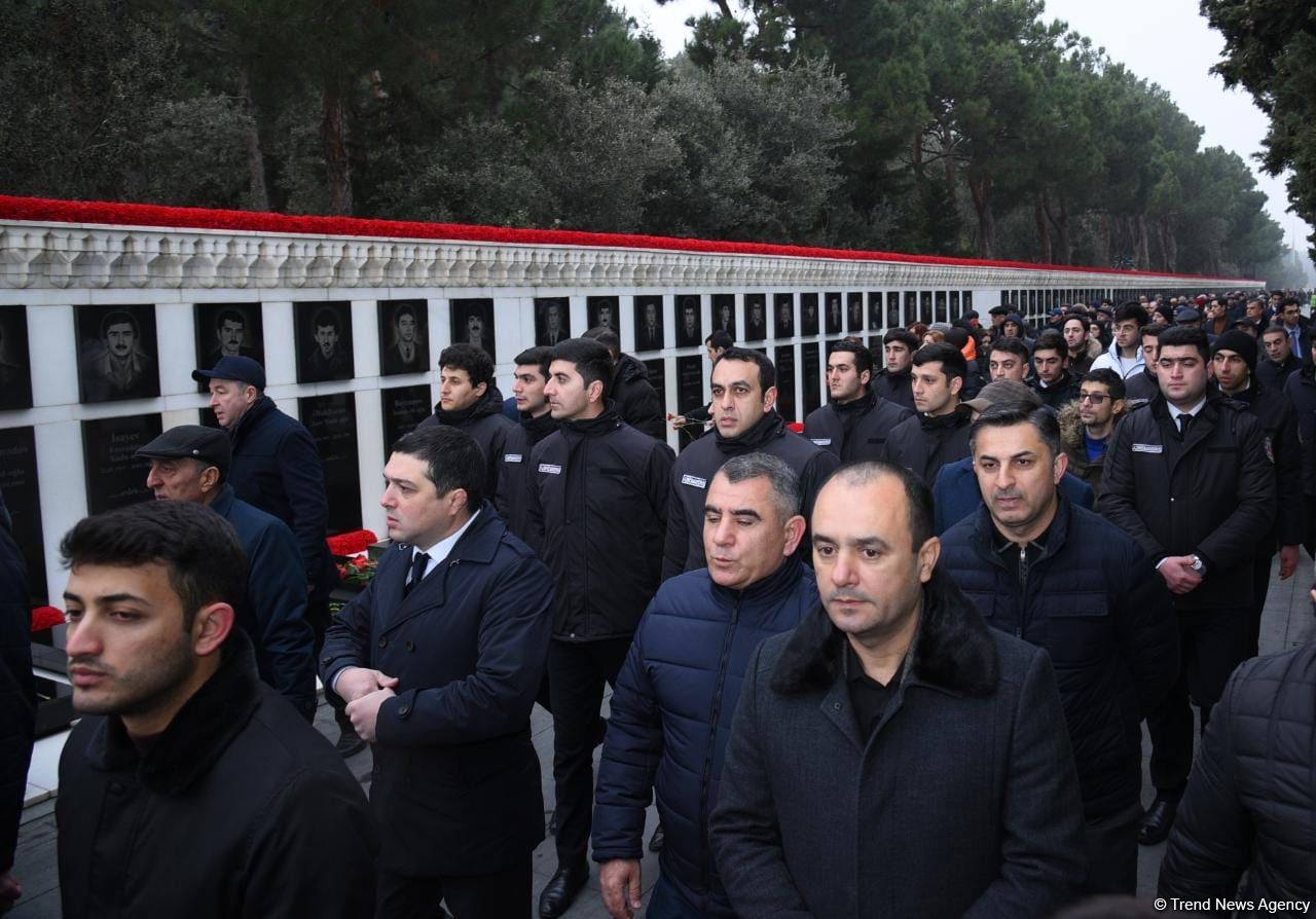Azərbaycan xalqı, dövlət və hökumət rəsmiləri 20 Yanvar faciəsi qurbanlarının əziz xatirəsini yad edir (FOTO)