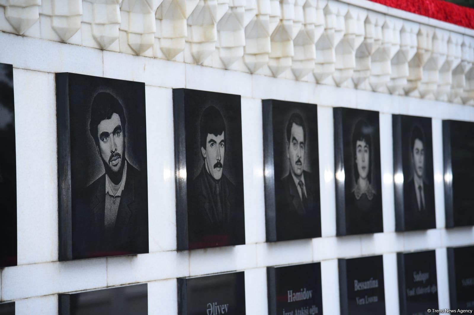 Azərbaycan xalqı, dövlət və hökumət rəsmiləri 20 Yanvar faciəsi qurbanlarının əziz xatirəsini yad edir (FOTO)