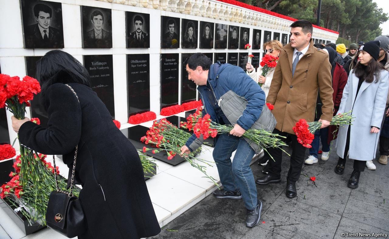 Azərbaycan xalqı, dövlət və hökumət rəsmiləri 20 Yanvar faciəsi qurbanlarının əziz xatirəsini yad edir (FOTO)