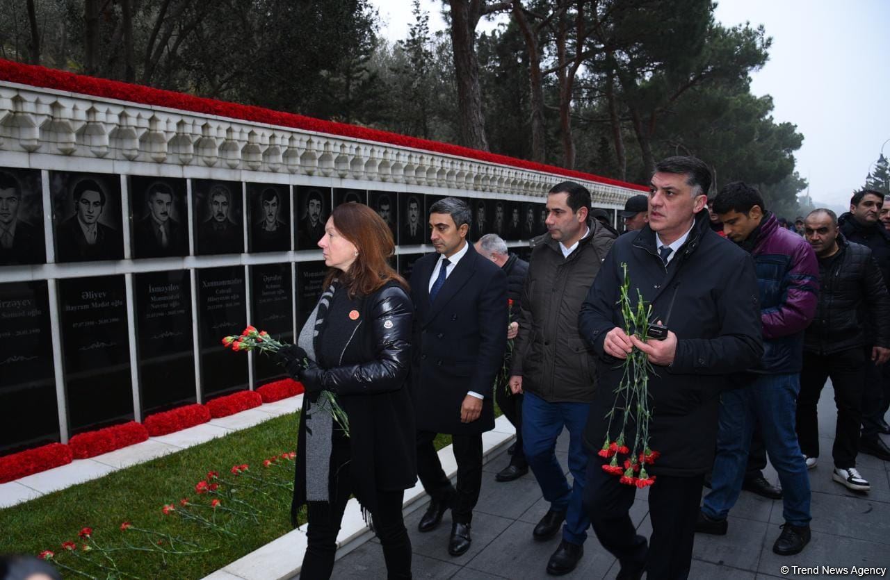 Azərbaycan xalqı, dövlət və hökumət rəsmiləri 20 Yanvar faciəsi qurbanlarının əziz xatirəsini yad edir (FOTO)