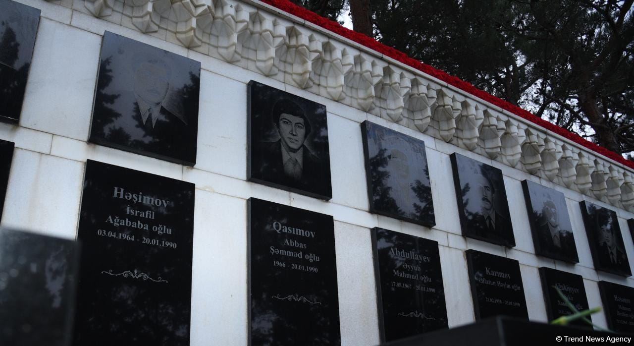 Azərbaycan xalqı, dövlət və hökumət rəsmiləri 20 Yanvar faciəsi qurbanlarının əziz xatirəsini yad edir (FOTO)