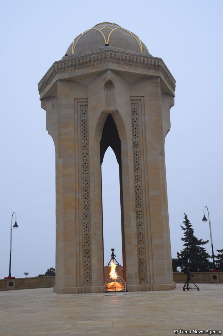 Azərbaycan xalqı, dövlət və hökumət rəsmiləri 20 Yanvar faciəsi qurbanlarının əziz xatirəsini yad edir (FOTO)
