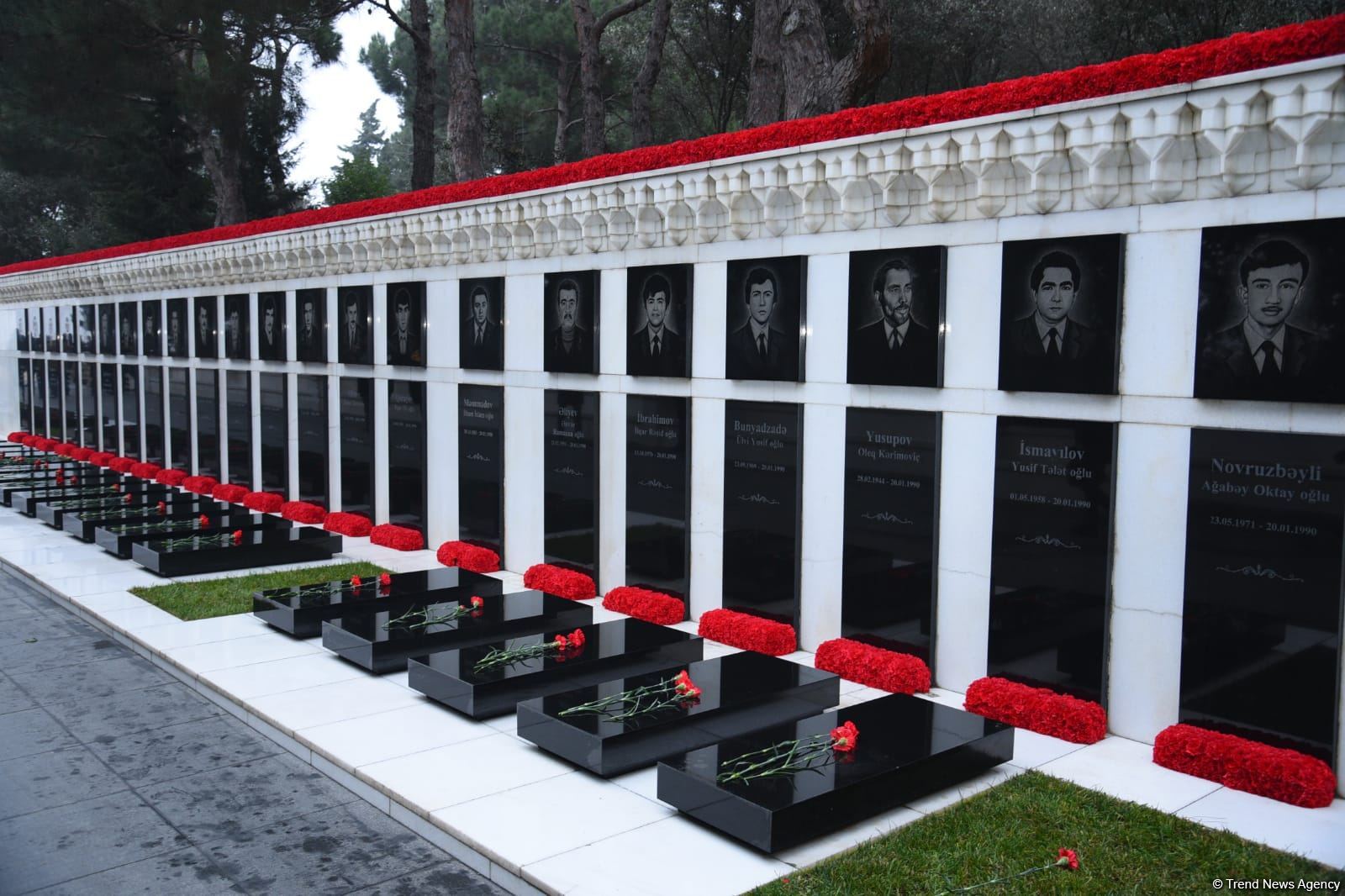 Azərbaycan xalqı, dövlət və hökumət rəsmiləri 20 Yanvar faciəsi qurbanlarının əziz xatirəsini yad edir (FOTO)