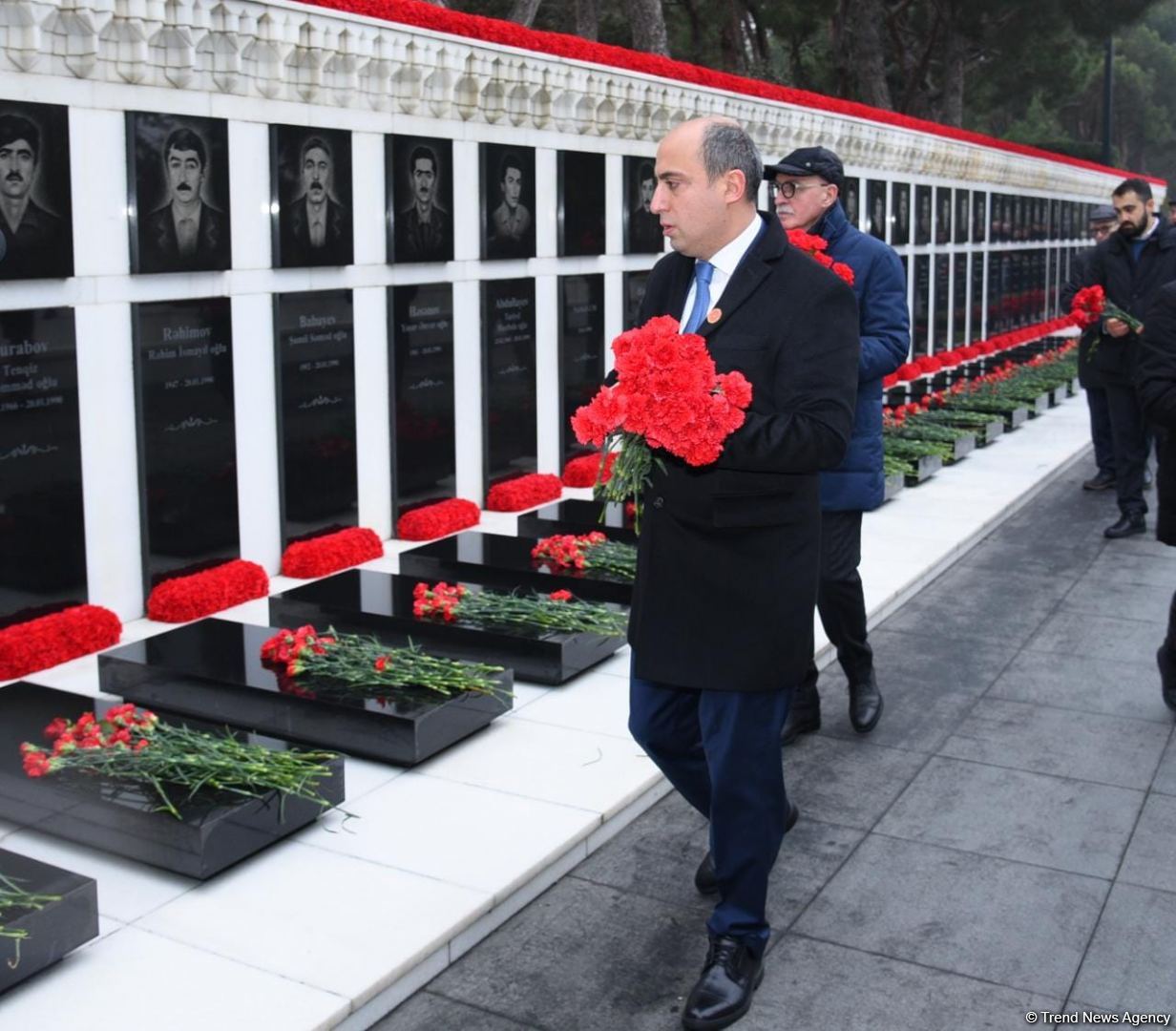 Azərbaycan xalqı, dövlət və hökumət rəsmiləri 20 Yanvar faciəsi qurbanlarının əziz xatirəsini yad edir (FOTO)