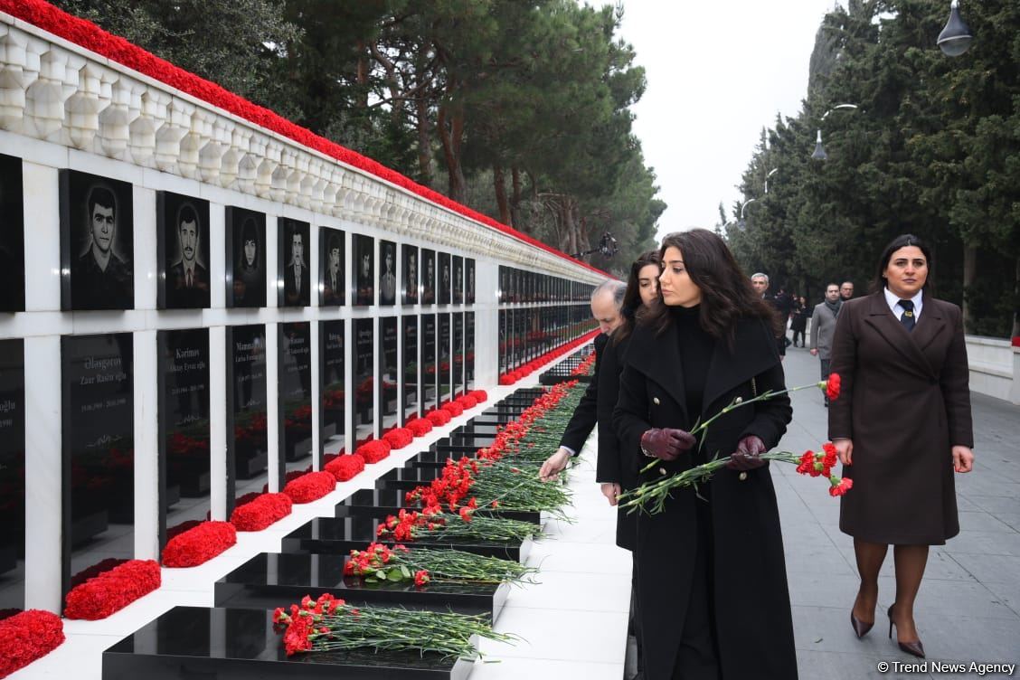 Azərbaycan xalqı, dövlət və hökumət rəsmiləri 20 Yanvar faciəsi qurbanlarının əziz xatirəsini yad edir (FOTO)
