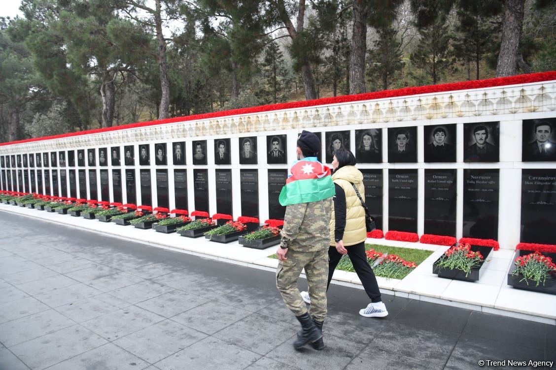 Azərbaycan xalqı, dövlət və hökumət rəsmiləri 20 Yanvar faciəsi qurbanlarının əziz xatirəsini yad edir (FOTO)