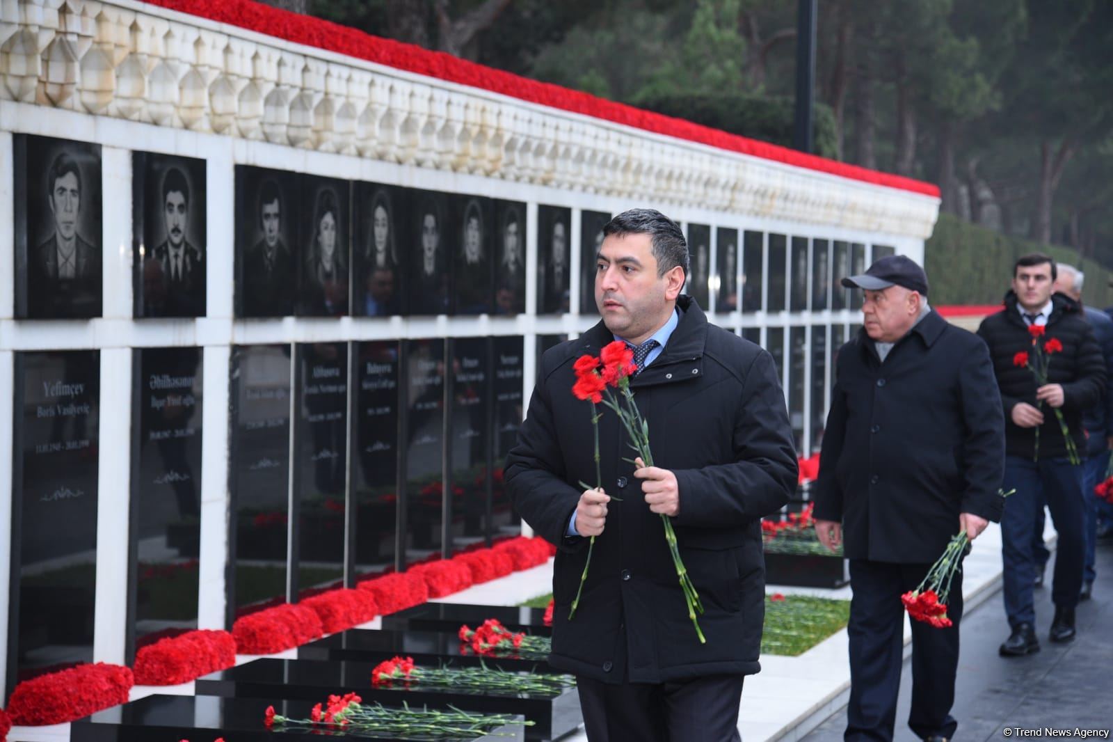 Azərbaycan xalqı, dövlət və hökumət rəsmiləri 20 Yanvar faciəsi qurbanlarının əziz xatirəsini yad edir (FOTO)