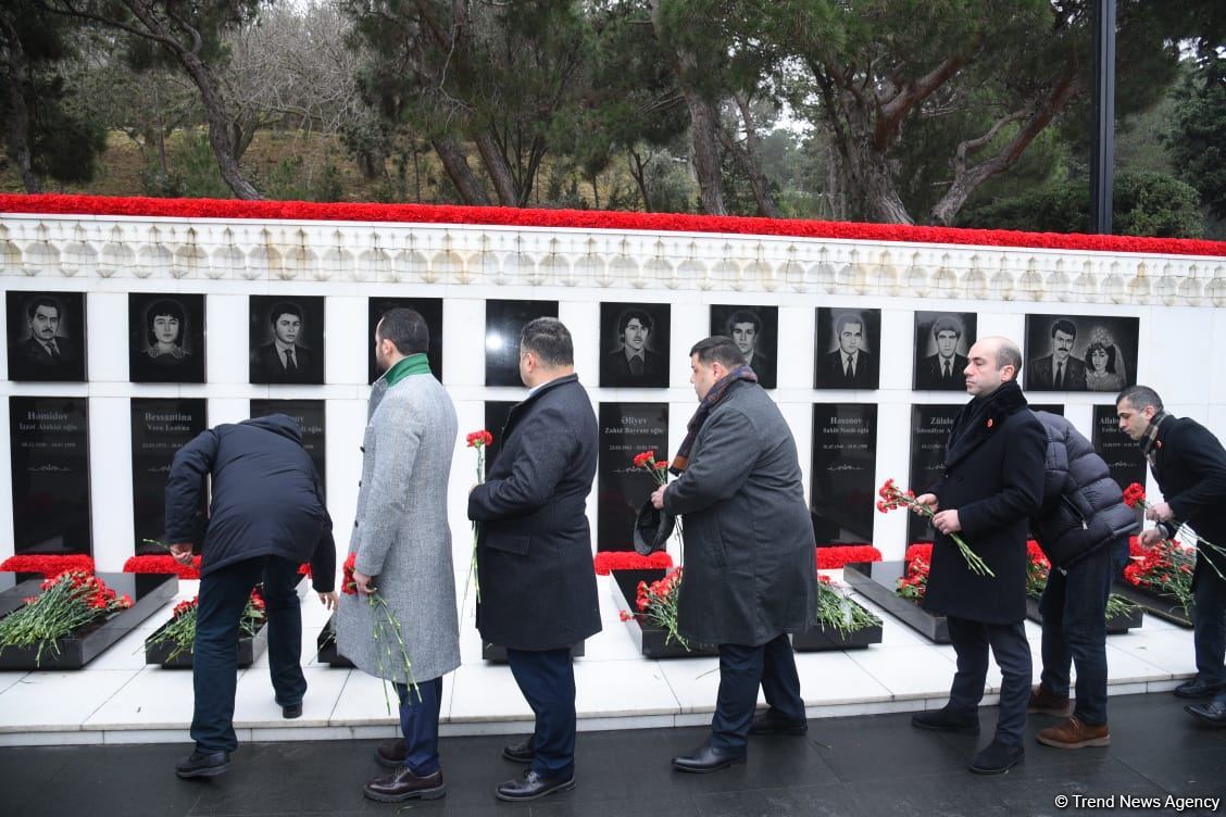 Azərbaycan xalqı, dövlət və hökumət rəsmiləri 20 Yanvar faciəsi qurbanlarının əziz xatirəsini yad edir (FOTO)
