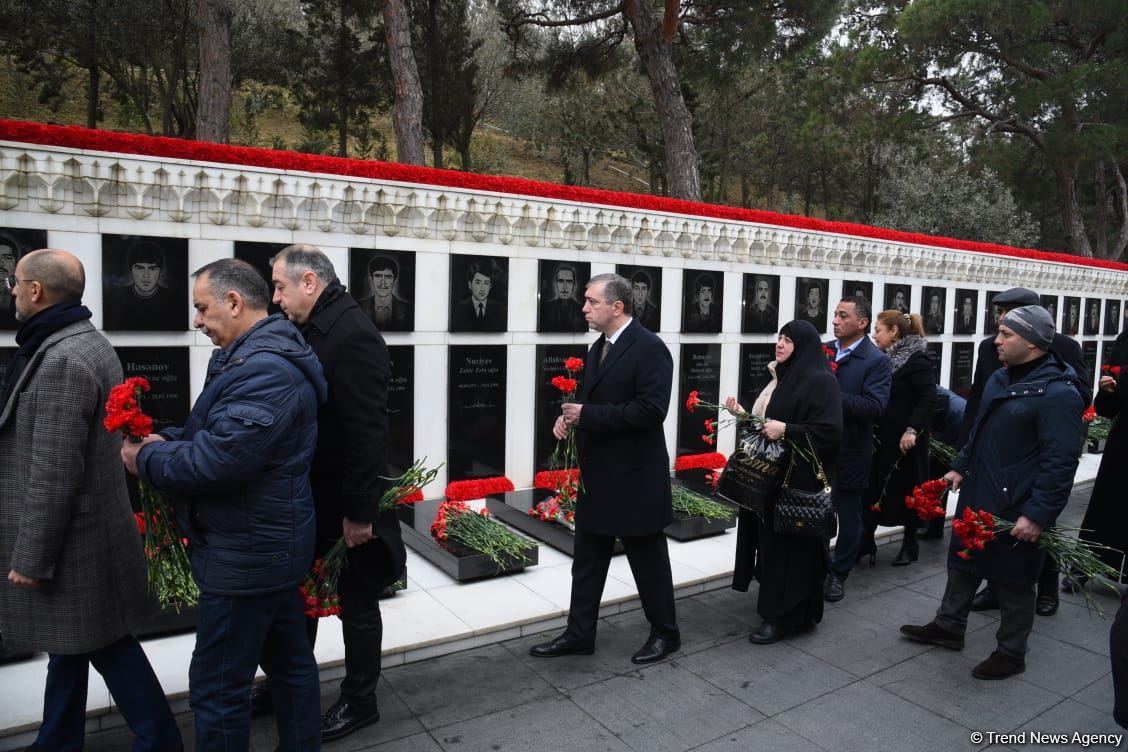 Azərbaycan xalqı, dövlət və hökumət rəsmiləri 20 Yanvar faciəsi qurbanlarının əziz xatirəsini yad edir (FOTO)
