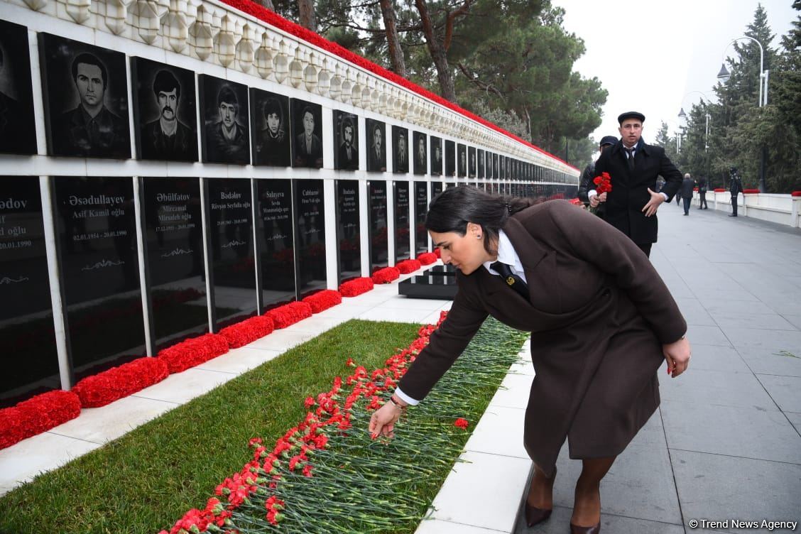 Azərbaycan xalqı, dövlət və hökumət rəsmiləri 20 Yanvar faciəsi qurbanlarının əziz xatirəsini yad edir (FOTO)