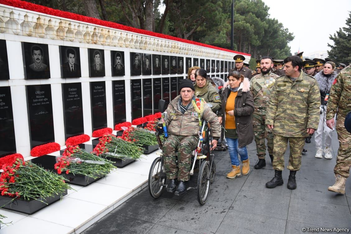 Azərbaycan xalqı, dövlət və hökumət rəsmiləri 20 Yanvar faciəsi qurbanlarının əziz xatirəsini yad edir (FOTO)