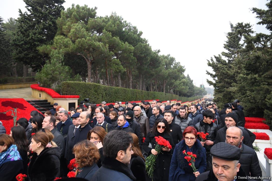 Azərbaycan xalqı, dövlət və hökumət rəsmiləri 20 Yanvar faciəsi qurbanlarının əziz xatirəsini yad edir (FOTO)