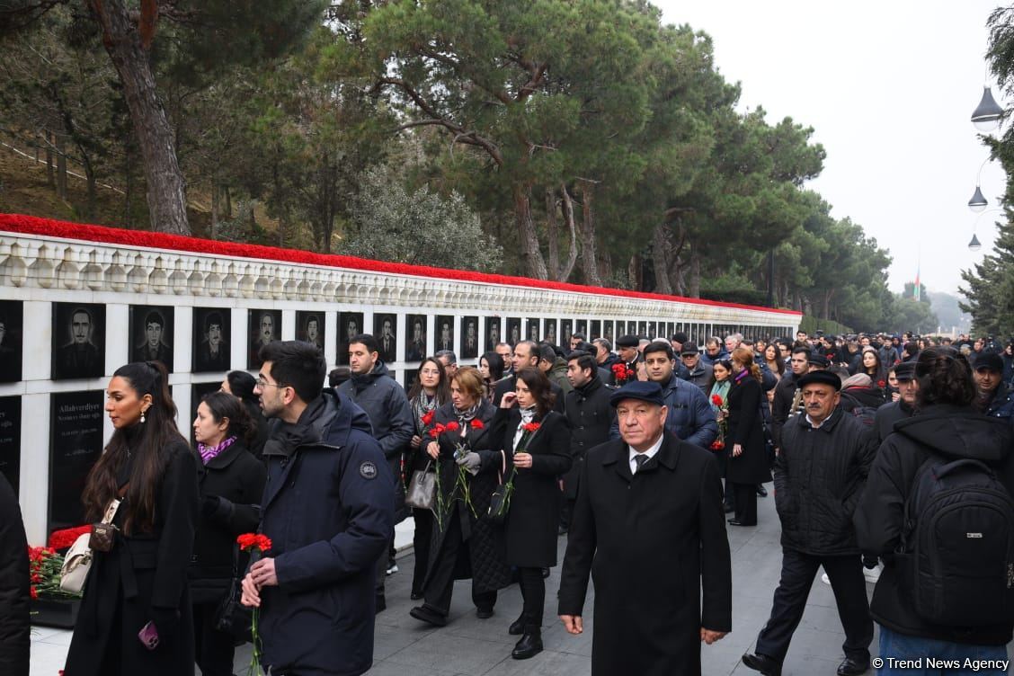 Azərbaycan xalqı, dövlət və hökumət rəsmiləri 20 Yanvar faciəsi qurbanlarının əziz xatirəsini yad edir (FOTO)