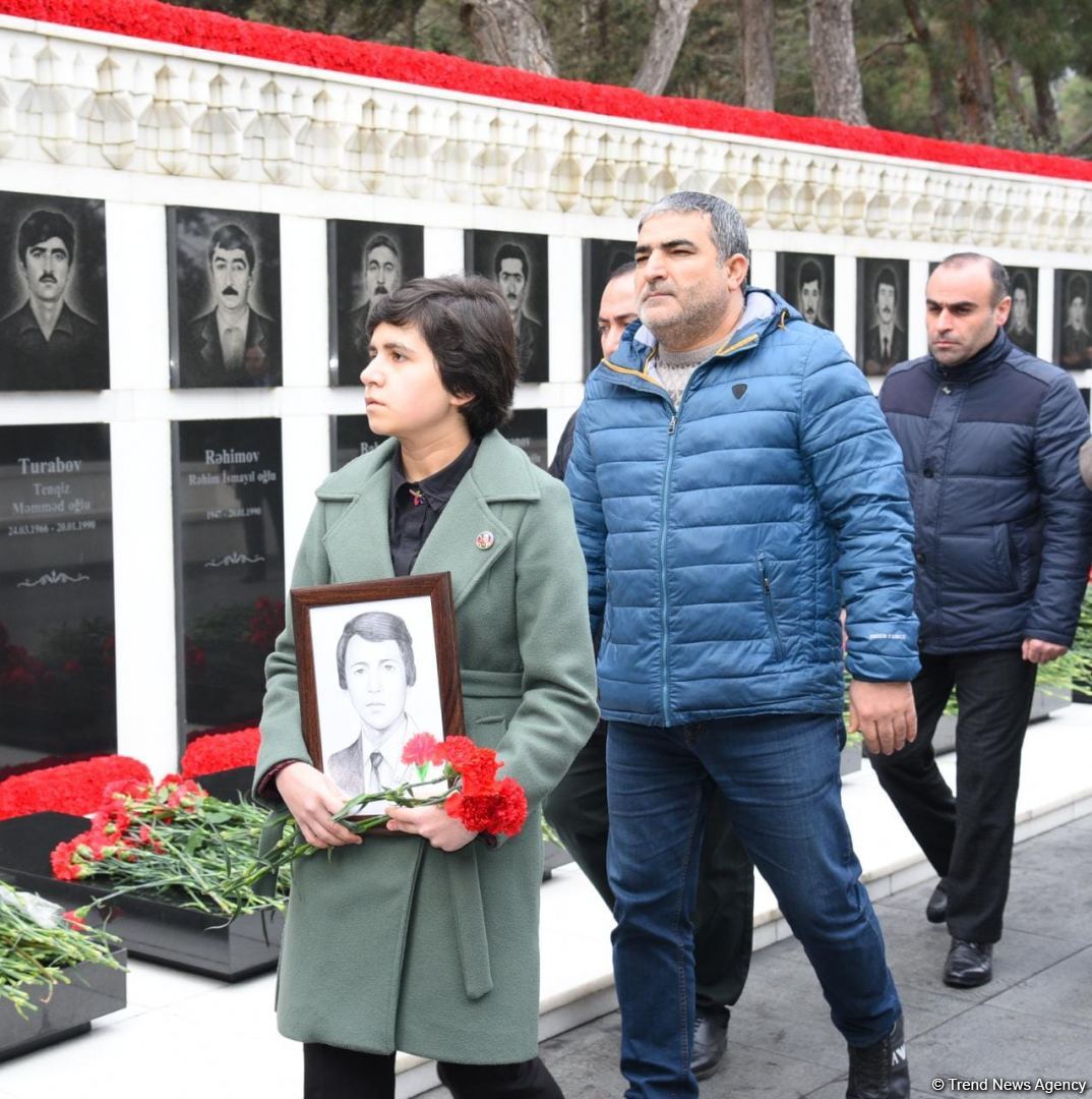 Azərbaycan xalqı, dövlət və hökumət rəsmiləri 20 Yanvar faciəsi qurbanlarının əziz xatirəsini yad edir (FOTO)