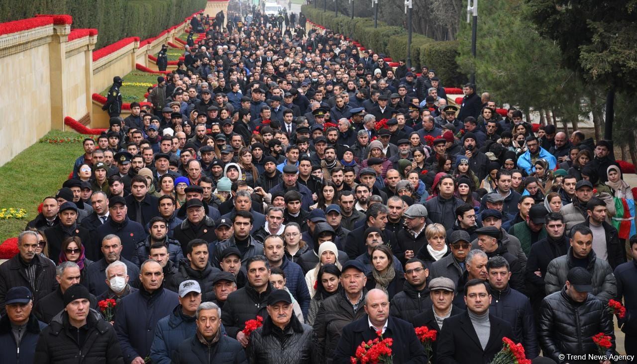 Azərbaycan xalqı, dövlət və hökumət rəsmiləri 20 Yanvar faciəsi qurbanlarının əziz xatirəsini yad edir (FOTO)