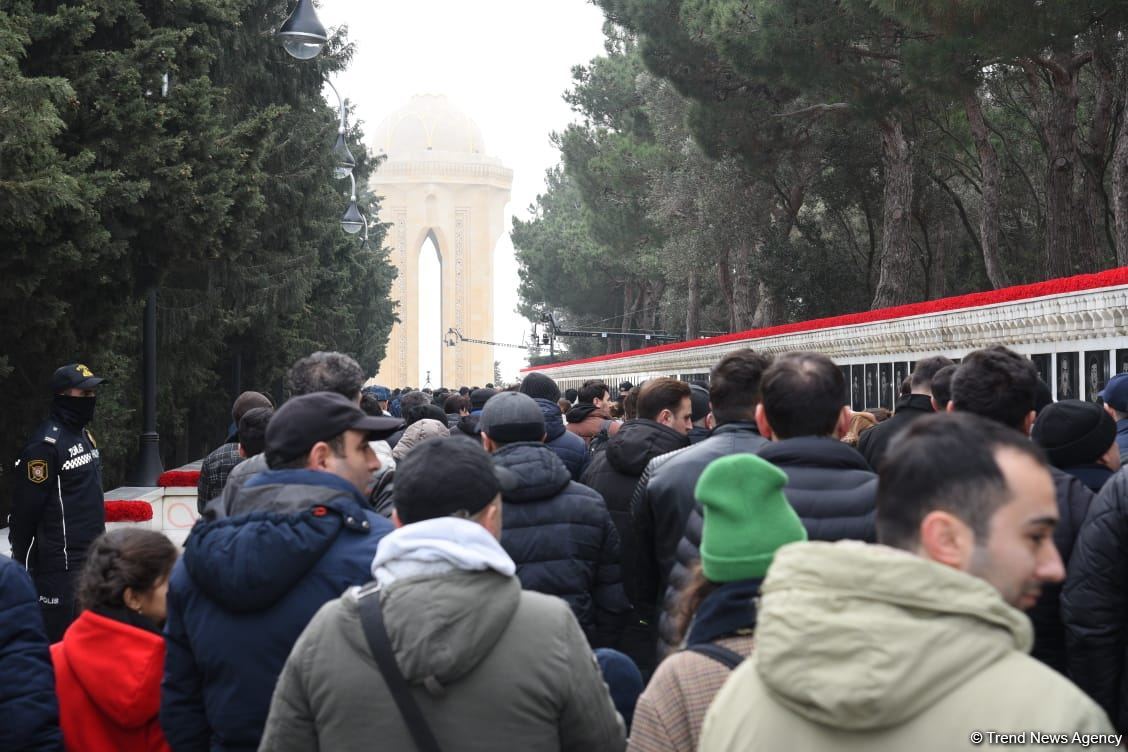 Azərbaycan xalqı, dövlət və hökumət rəsmiləri 20 Yanvar faciəsi qurbanlarının əziz xatirəsini yad edir (FOTO)