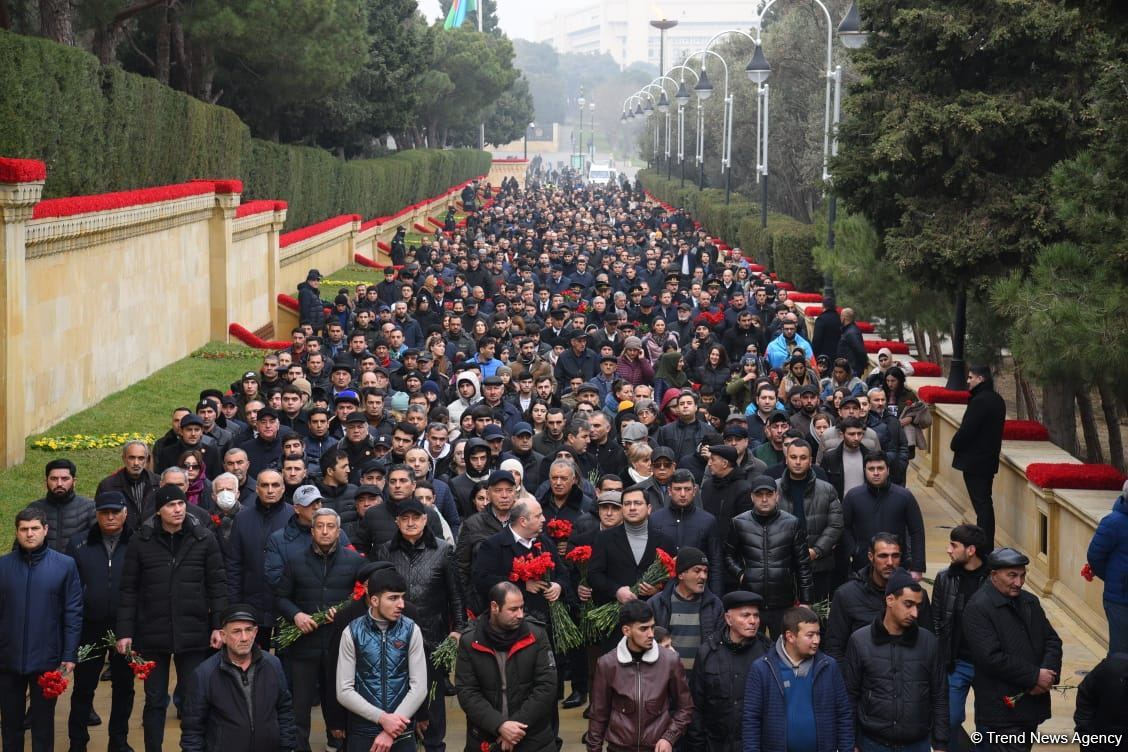 Azərbaycan xalqı, dövlət və hökumət rəsmiləri 20 Yanvar faciəsi qurbanlarının əziz xatirəsini yad edir (FOTO)