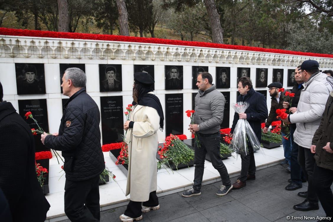 Azərbaycan xalqı, dövlət və hökumət rəsmiləri 20 Yanvar faciəsi qurbanlarının əziz xatirəsini yad edir (FOTO)