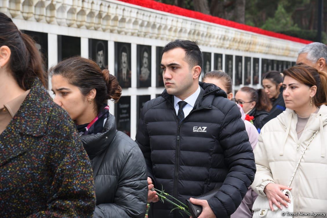 Azərbaycan xalqı, dövlət və hökumət rəsmiləri 20 Yanvar faciəsi qurbanlarının əziz xatirəsini yad edir (FOTO)