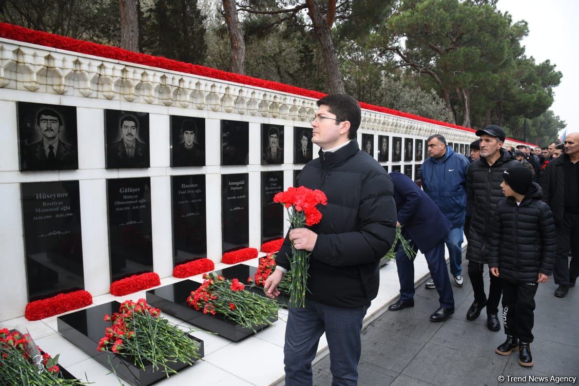 Azərbaycan xalqı, dövlət və hökumət rəsmiləri 20 Yanvar faciəsi qurbanlarının əziz xatirəsini yad edir (FOTO)