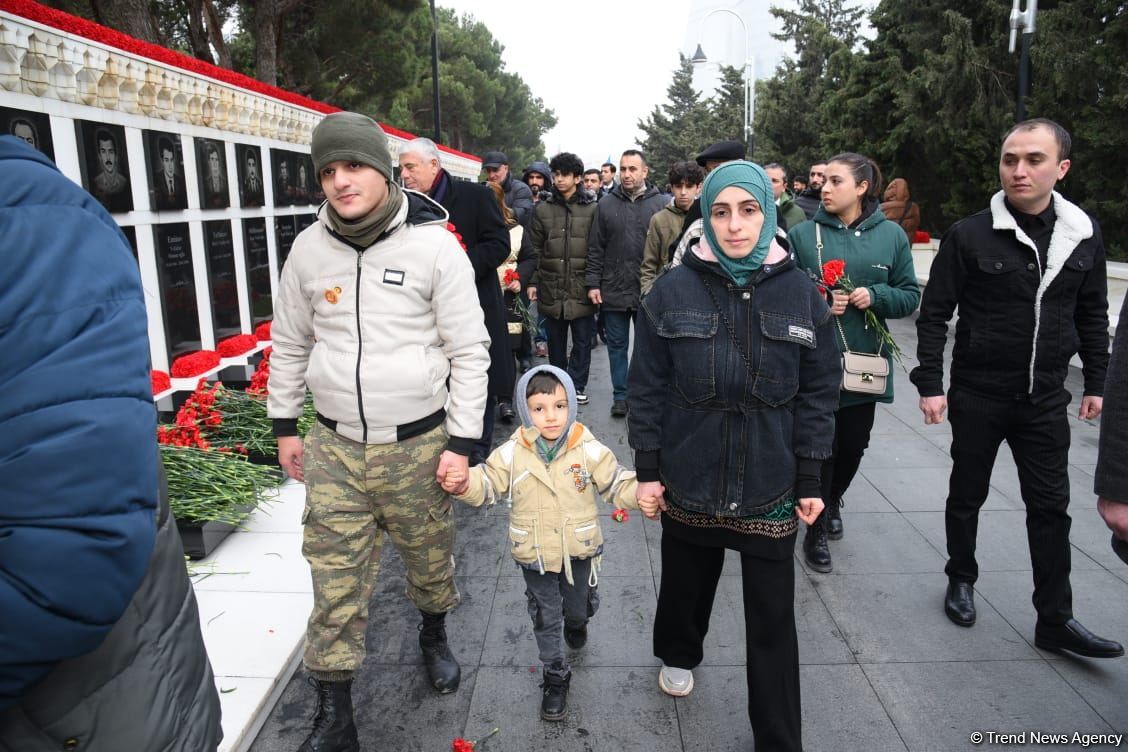 Azərbaycan xalqı, dövlət və hökumət rəsmiləri 20 Yanvar faciəsi qurbanlarının əziz xatirəsini yad edir (FOTO)