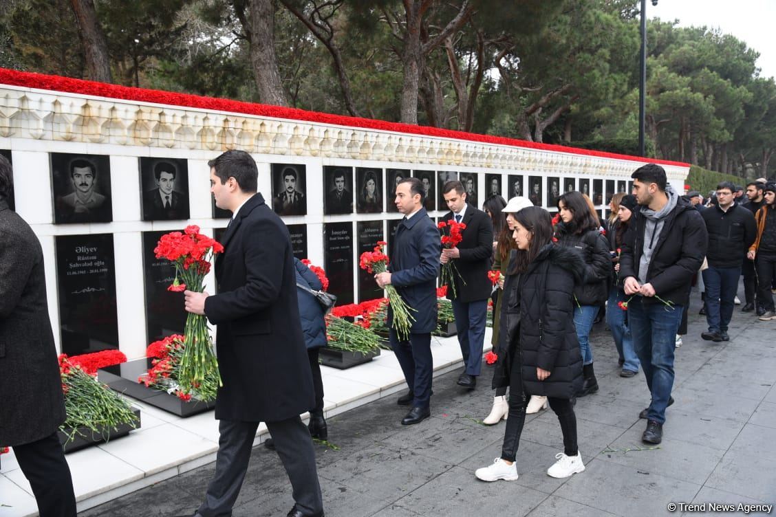Azərbaycan xalqı, dövlət və hökumət rəsmiləri 20 Yanvar faciəsi qurbanlarının əziz xatirəsini yad edir (FOTO)
