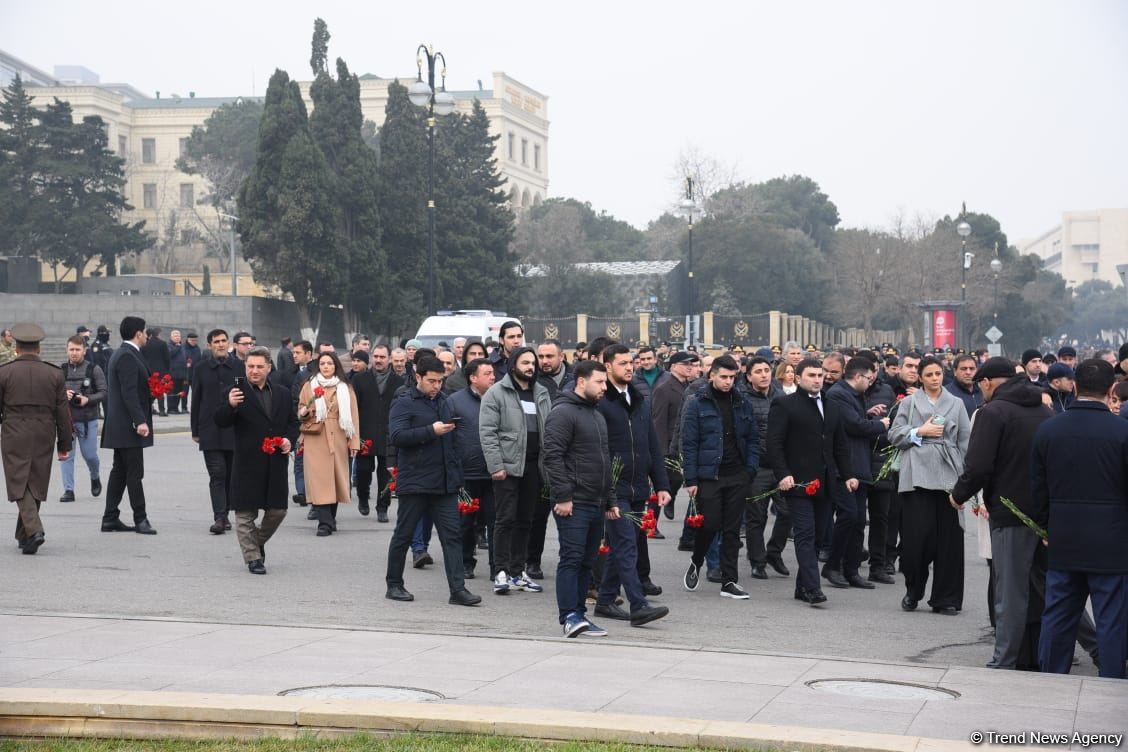 Azərbaycan xalqı, dövlət və hökumət rəsmiləri 20 Yanvar faciəsi qurbanlarının əziz xatirəsini yad edir (FOTO)