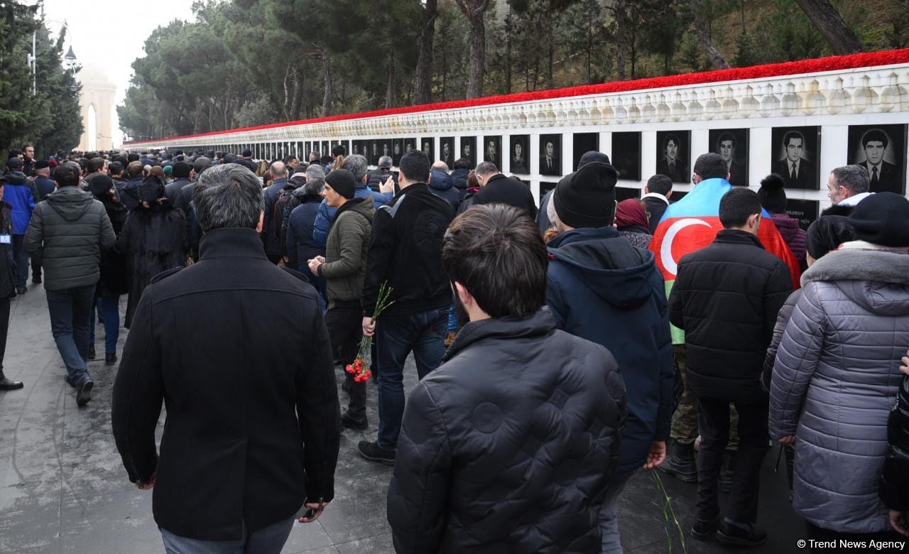 Azərbaycan xalqı, dövlət və hökumət rəsmiləri 20 Yanvar faciəsi qurbanlarının əziz xatirəsini yad edir (FOTO)