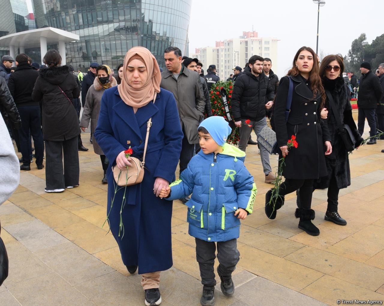 Azərbaycan xalqı, dövlət və hökumət rəsmiləri 20 Yanvar faciəsi qurbanlarının əziz xatirəsini yad edir (FOTO)