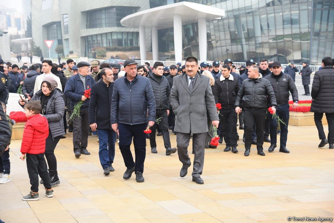 Azərbaycan xalqı, dövlət və hökumət rəsmiləri 20 Yanvar faciəsi qurbanlarının əziz xatirəsini yad edir (FOTO)