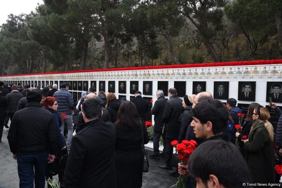 Azərbaycan xalqı, dövlət və hökumət rəsmiləri 20 Yanvar faciəsi qurbanlarının əziz xatirəsini yad edir (FOTO)