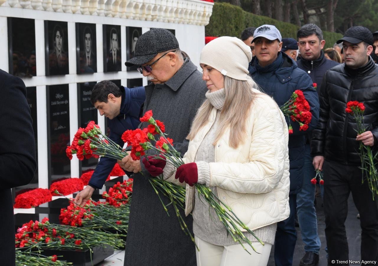 Azərbaycan xalqı, dövlət və hökumət rəsmiləri 20 Yanvar faciəsi qurbanlarının əziz xatirəsini yad edir (FOTO)