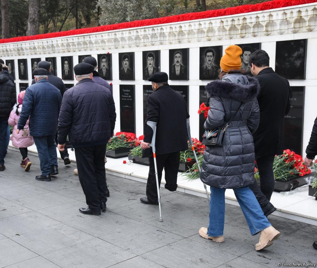 Azərbaycan xalqı, dövlət və hökumət rəsmiləri 20 Yanvar faciəsi qurbanlarının əziz xatirəsini yad edir (FOTO)