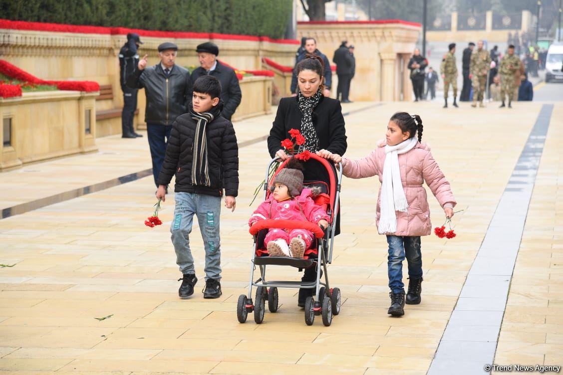 Azərbaycan xalqı, dövlət və hökumət rəsmiləri 20 Yanvar faciəsi qurbanlarının əziz xatirəsini yad edir (FOTO)