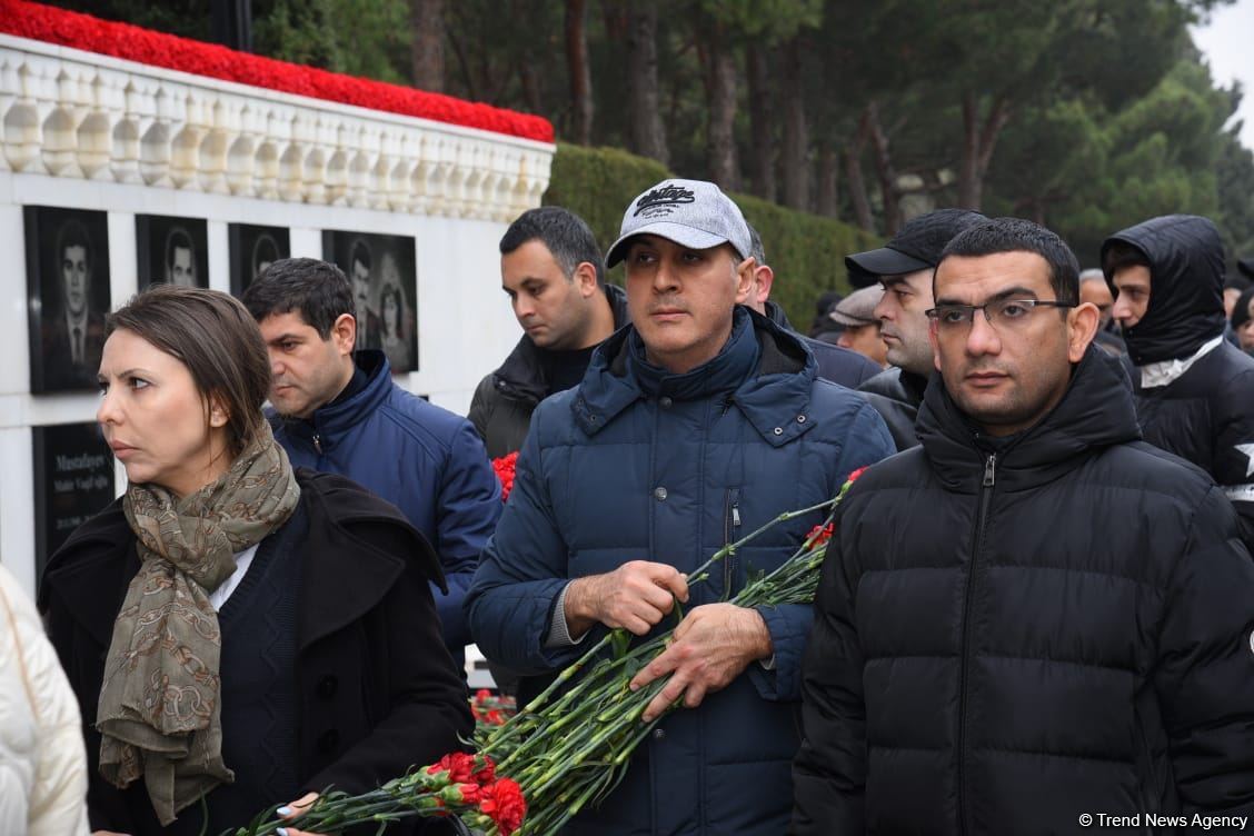 Azərbaycan xalqı, dövlət və hökumət rəsmiləri 20 Yanvar faciəsi qurbanlarının əziz xatirəsini yad edir (FOTO)