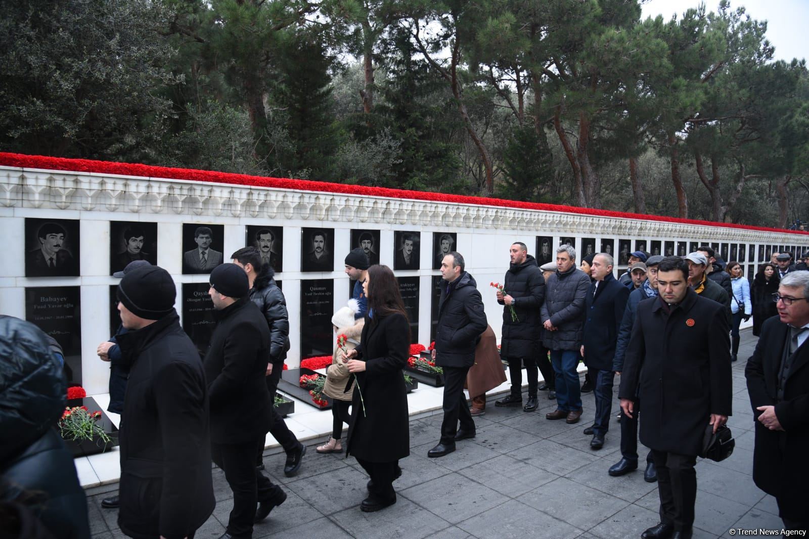 Azərbaycan xalqı, dövlət və hökumət rəsmiləri 20 Yanvar faciəsi qurbanlarının əziz xatirəsini yad edir (FOTO)