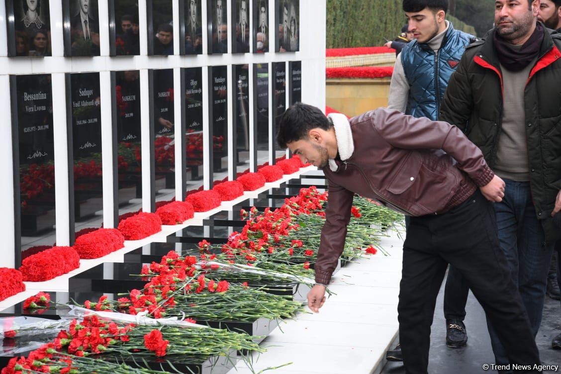 Azərbaycan xalqı, dövlət və hökumət rəsmiləri 20 Yanvar faciəsi qurbanlarının əziz xatirəsini yad edir (FOTO)