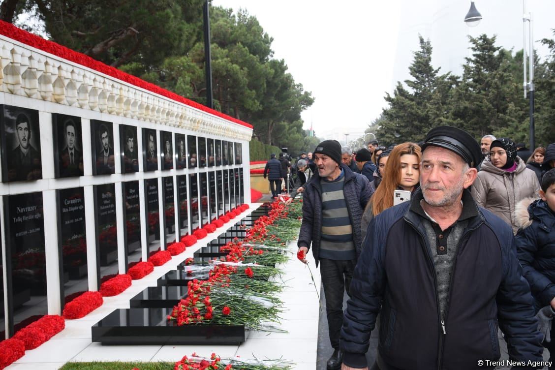 Azərbaycan xalqı, dövlət və hökumət rəsmiləri 20 Yanvar faciəsi qurbanlarının əziz xatirəsini yad edir (FOTO)