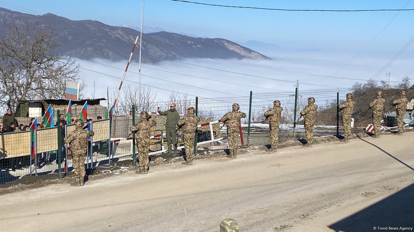 Laçın yolundakı aksiya iştirakçıları bir dəqiqəlik sükütla şəhidləri yad ediblər (FOTO)